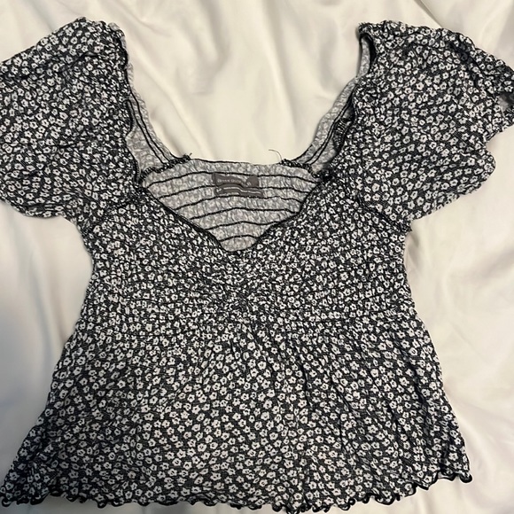 Urban Outfitters babydoll top in black & white flower pattern - Picture 1 of 5